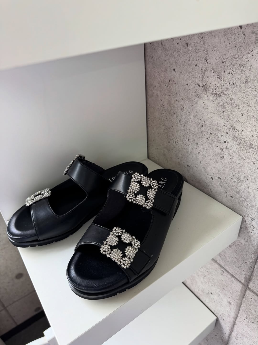 JIHYANG 1514N 一本ベルトバブーシュ パンプス 黒 - メルカリ
